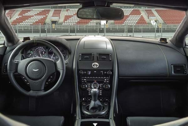 2015-aston-martin-v8-vantage-gt-interior-dash-600-001