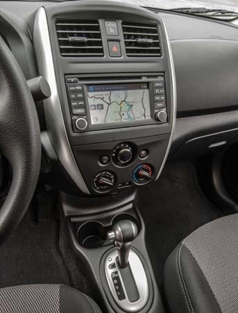 2015-nissan-versa-sedan-center-stack-detail-600-001