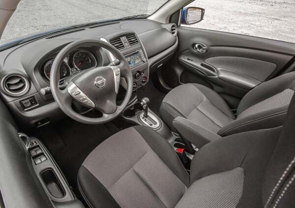 2015-nissan-versa-sedan-dash-interior-detail-600-001