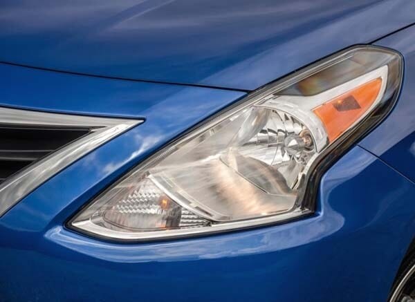 2015-nissan-versa-sedan-headlamp-detail-600-001