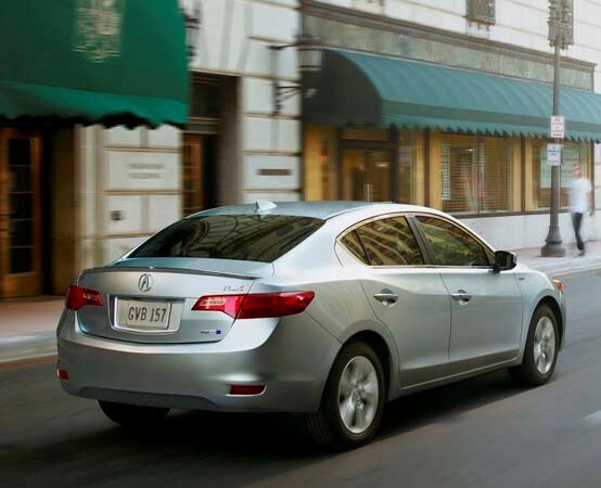 2014-acura-ilx-hybrid-rear-action-600-001