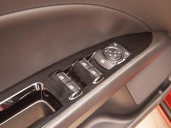 2014-ford-fusion-se-interior-02-600-001