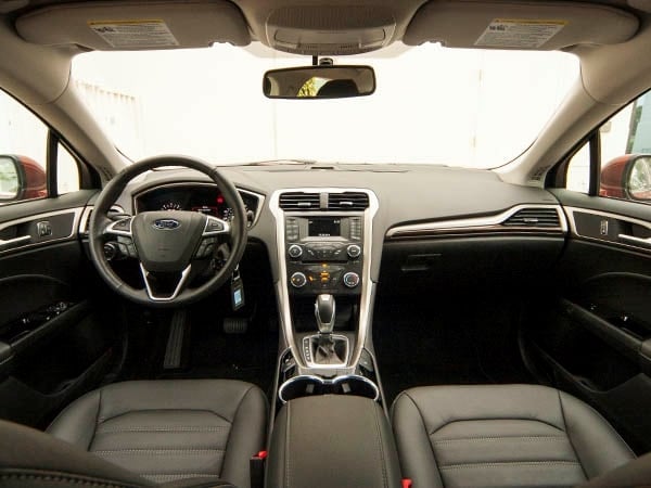 2014-ford-fusion-se-interior-03-600-001