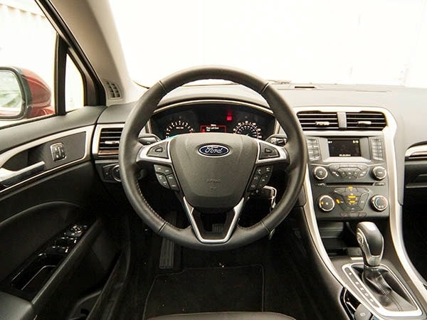 2014-ford-fusion-se-interior-04-600-001