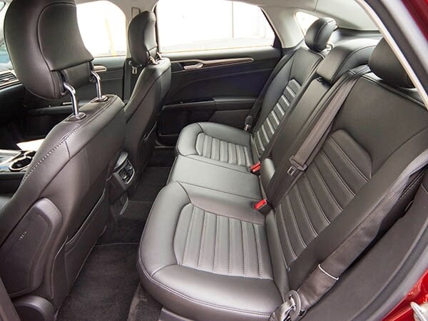 2014-ford-fusion-se-interior-05-600-001