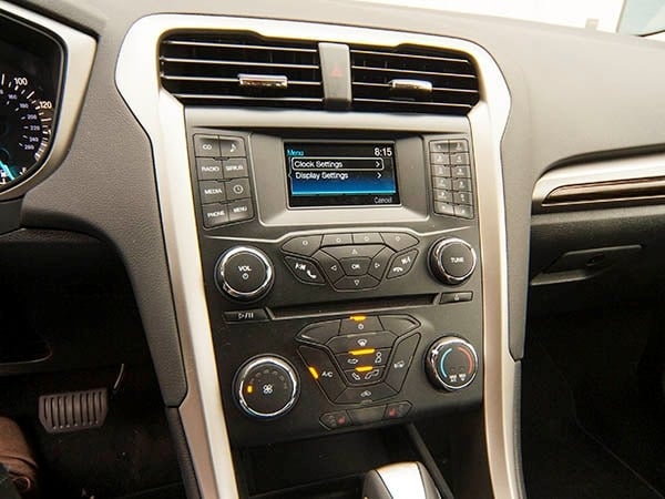 2014-ford-fusion-se-interior-06-600-001