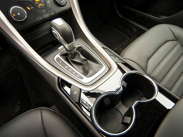 2014-ford-fusion-se-interior-07-600-001
