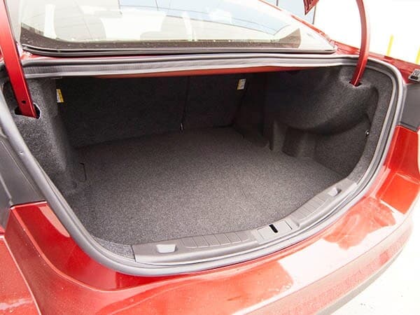 2014-ford-fusion-se-interior-08-600-001