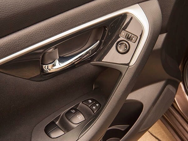 2014-nissan-altima-interior-02-600-001