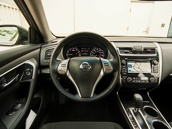 2014-nissan-altima-interior-04-600-001