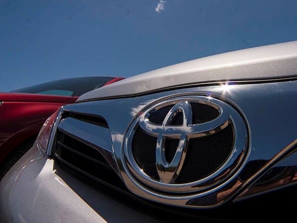 2014-toyota-camry-exterior-02-600-001