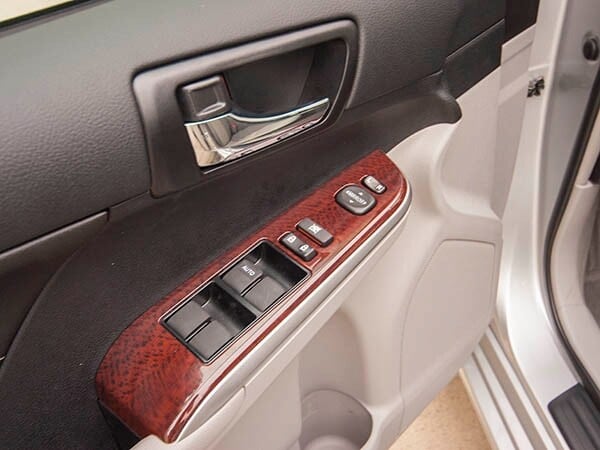 2014-toyota-camry-interior-02-600-001