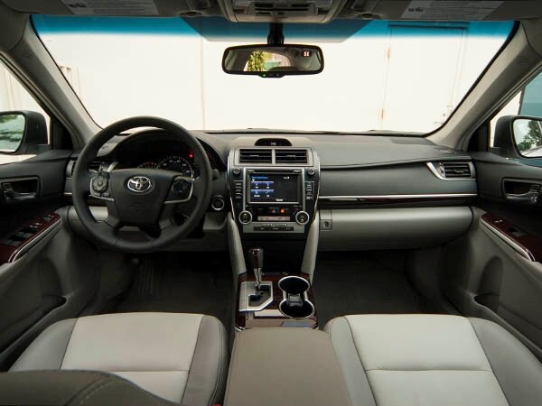 2014-toyota-camry-interior-03-600-001