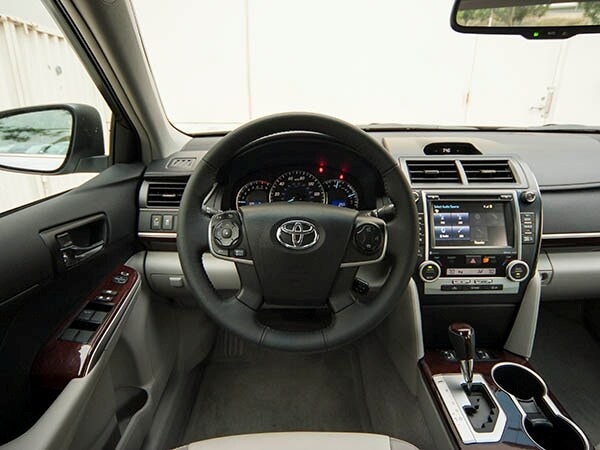2014-toyota-camry-interior-04-600-001