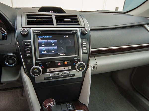 2014-toyota-camry-interior-06-600-001