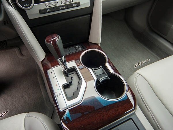 2014-toyota-camry-interior-07-600-001