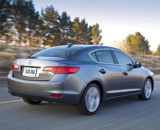 2015-acura-ilx-2-0-liter-rear-action-600-001
