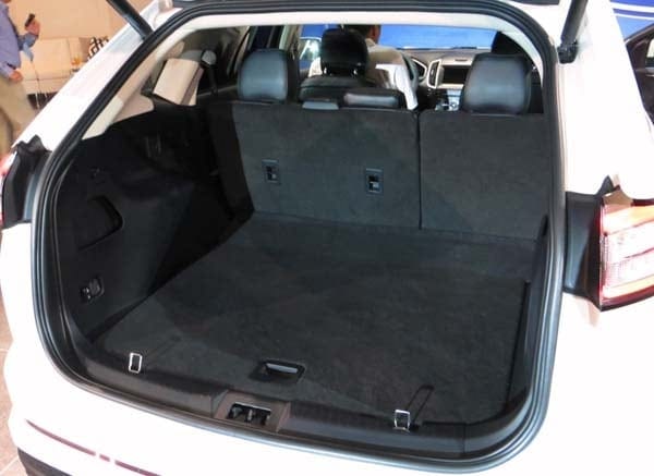 2015-ford-edge-sport-interiorraer-cargo-bay-600-001