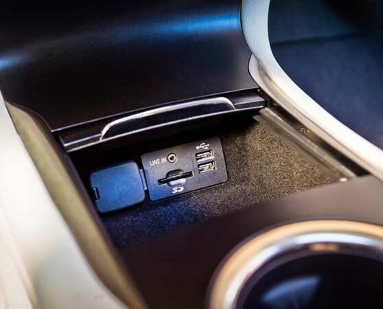 2015-lincoln-mkc-center-dash-stow-ports-detail-600-001