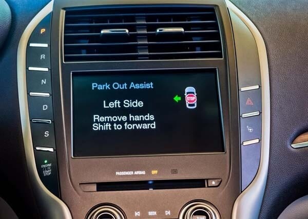 2015-lincoln-mkc-cneter-dash-display-detail-600-001