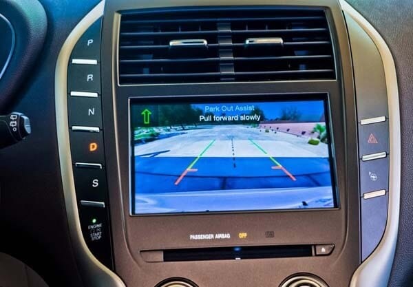 2015-lincoln-mkc-cneter-dash-display-detail2-600-001