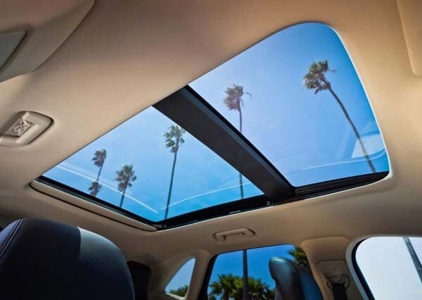 2015-lincoln-mkc-cneter-panoramic-roof-detail-600-001