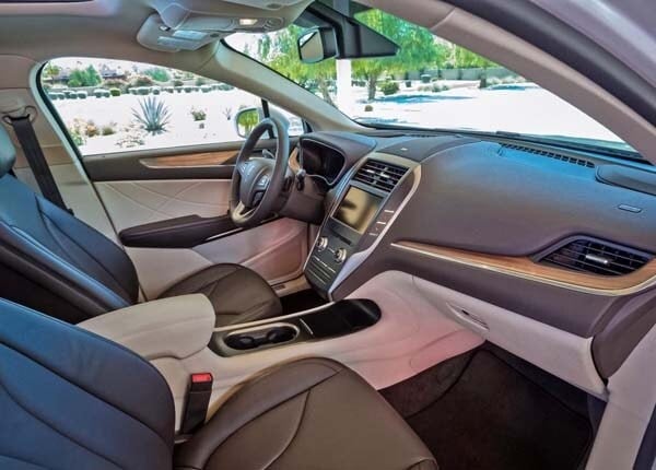 2015-lincoln-mkc-front-seat-interior-detail1-600-001