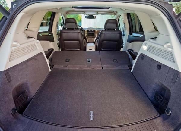 2015-lincoln-mkc-rear-cargo-bay-detail-seat-folded-600-001