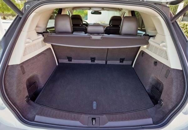 2015-lincoln-mkc-rear-cargo-bay-detail-seat-up-600-001