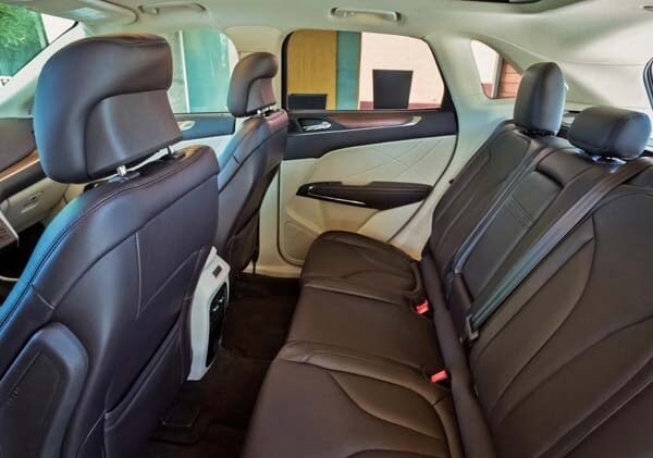 2015-lincoln-mkc-rear-seat-interior-detail-600-001
