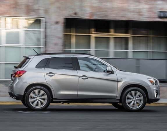 2015-mitsubishi-outlander-sport-action-pan3-600-001