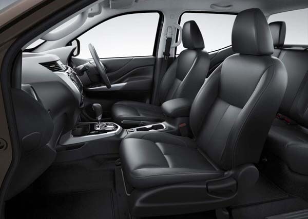 2015-nissan-np300-navara-interior-front-600-001