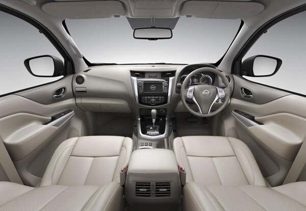 2015-nissan-np300-navara-interior-front2-600-001