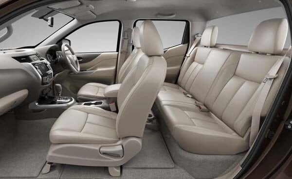 2015-nissan-np300-navara-pickup-interior-front-rear-look-in-600-001