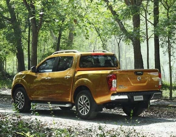 2015-nissan-np300-navara-pickup-rear-action-600-001