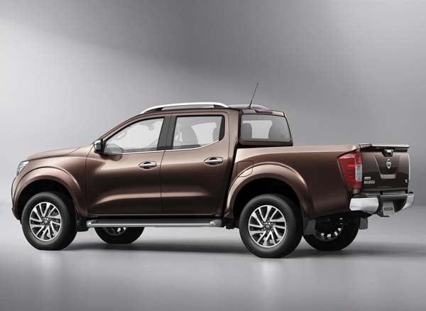2015-nissan-np300-navara-pickup-rear-static2-600-001