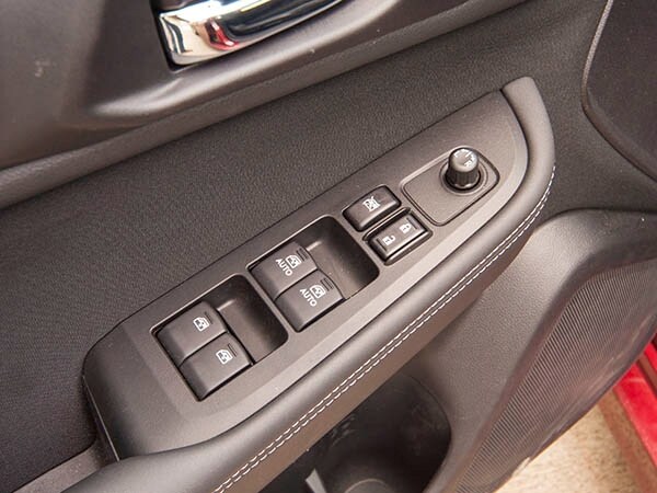 2015-subaru-legacy-interior-02-600-001