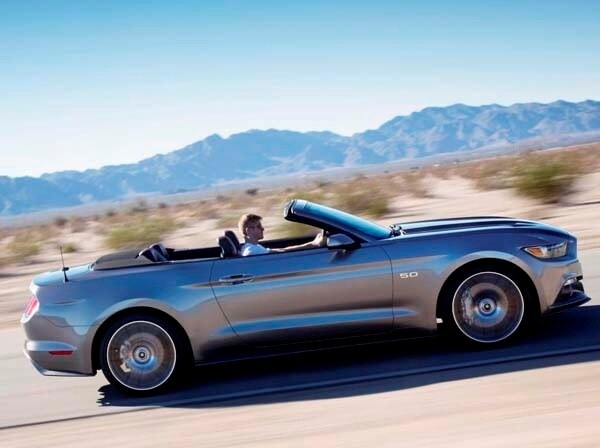 20150ford-mustang-gt-convertible-pan-action-600-001