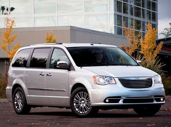 201-chrysler-town-n-country-front-static-600-001