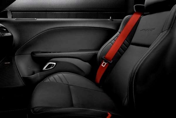 2015-dodge-challenger-srt-hellcat-interior-detail-600-001