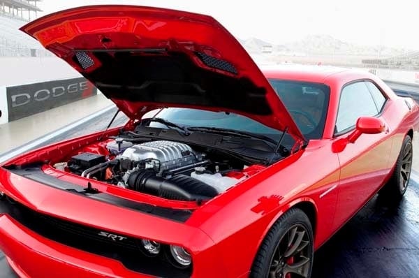 2015-dodge-charger-srt-front-static-hood-up-600-001