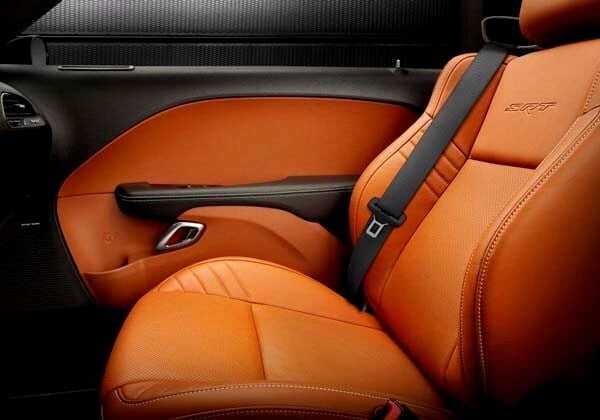 2015-dodge-charger-srt-interior-front-seat-600-001