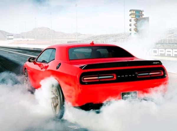 2015-dodge-charger-srt-rear-action-burnout-600-001
