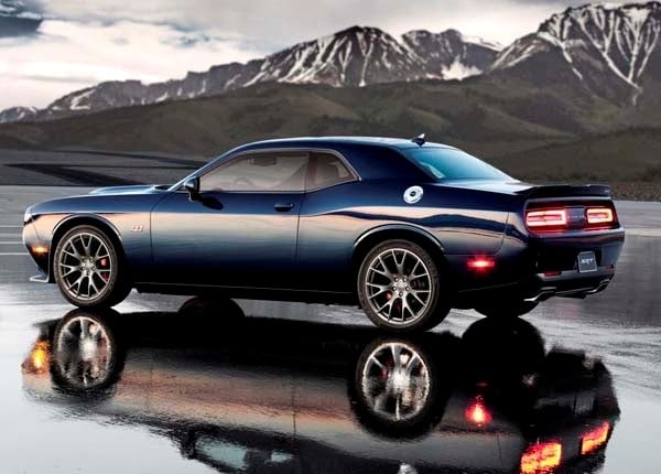 2015-dodge-charger-srt-rear-static-black-600-001