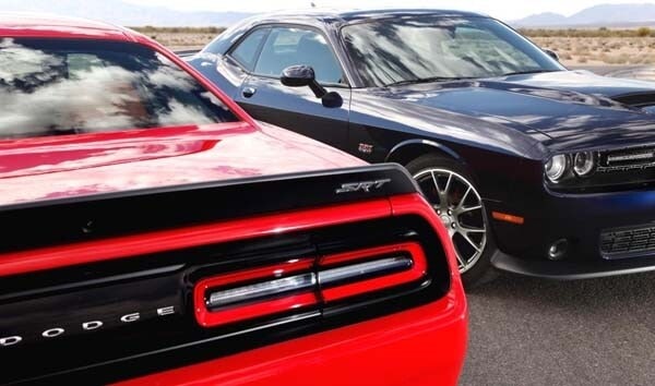2015-dodge-charger-srt-red-and-black-600-001