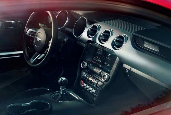 2015-ford-mustang-front-interior1-600-001