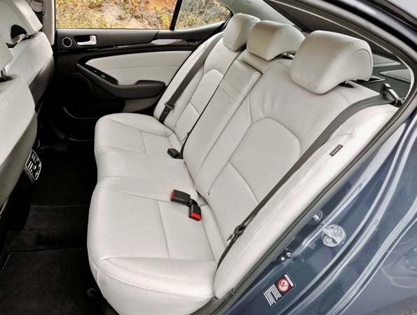 2015-kia-cadenza-interior-rear2-600-001