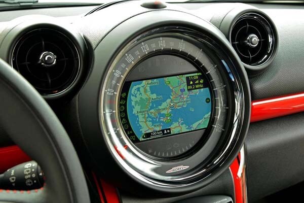 2015-mini-paceman-john-cooper-works-interior-dash-center-display1-600-001