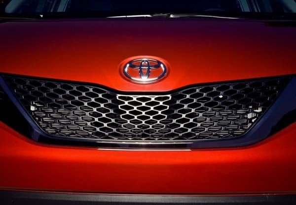 2015-toyota-sienna-grille-detail2-600-001