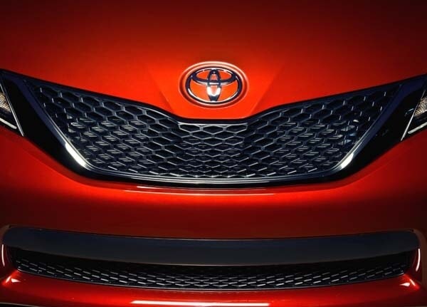 2015-toyota-sienna-grille-detail3-600-001